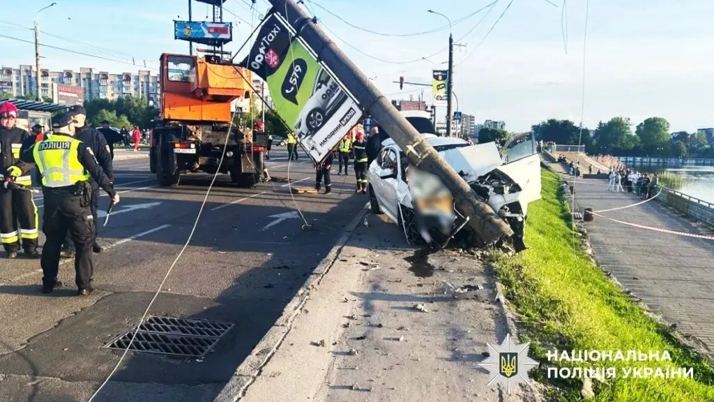Жахлива нічна аварія забрала життя двох молодих людей у Хмельницькому. На вулиці Степана Бандери під колеса іномарки потрапили перехожі