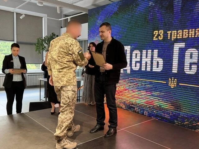 Півтора десятка родин хмельницьких захисників отримали сертифікати на нові оселі