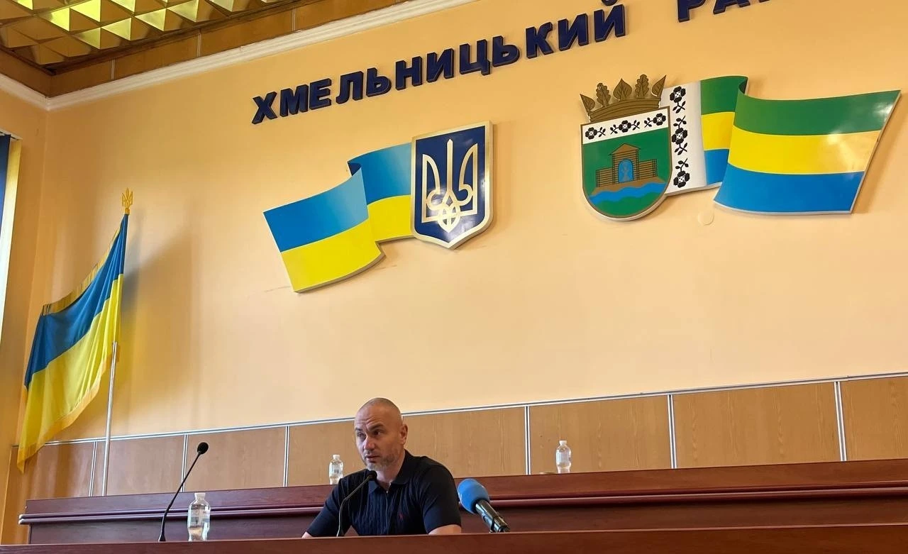 Порожні крісла замість рішень: чому Хмельницька райрада знову проігнорувала долю районної лікарні