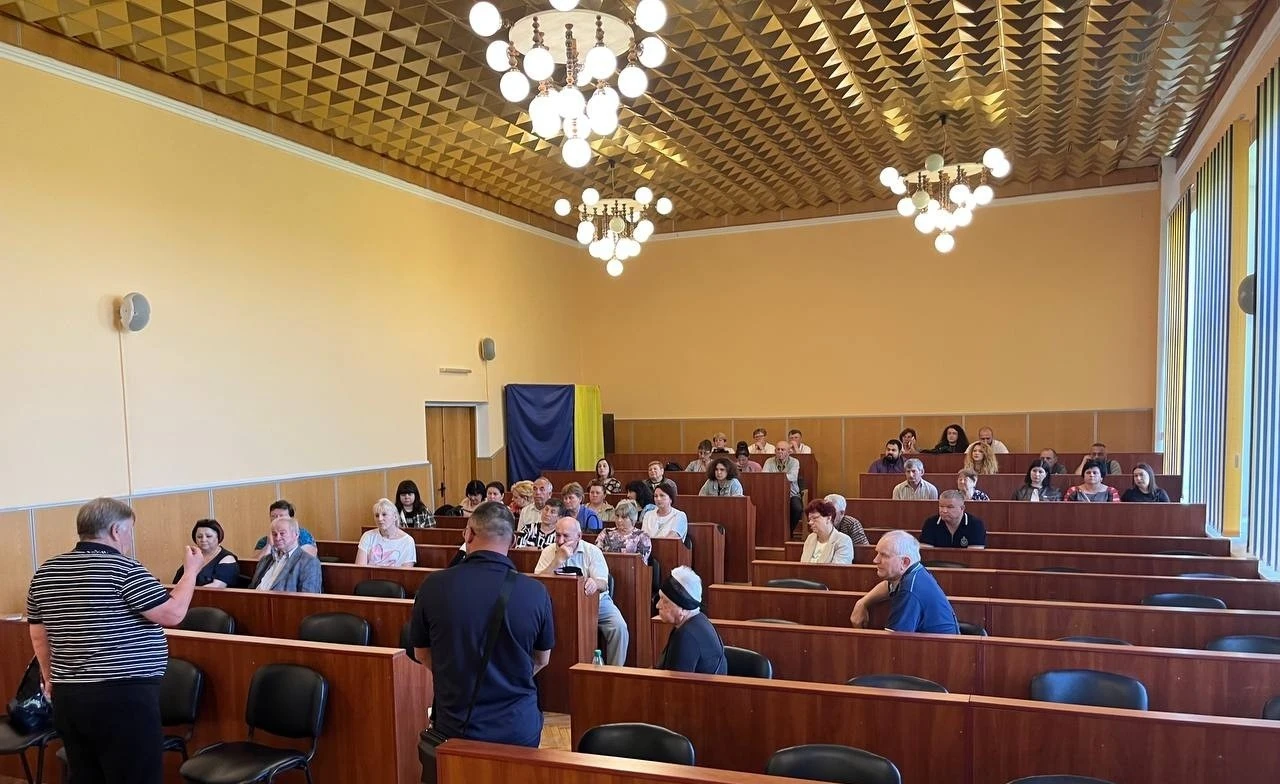 Порожні крісла замість рішень: чому Хмельницька райрада знову проігнорувала долю районної лікарні