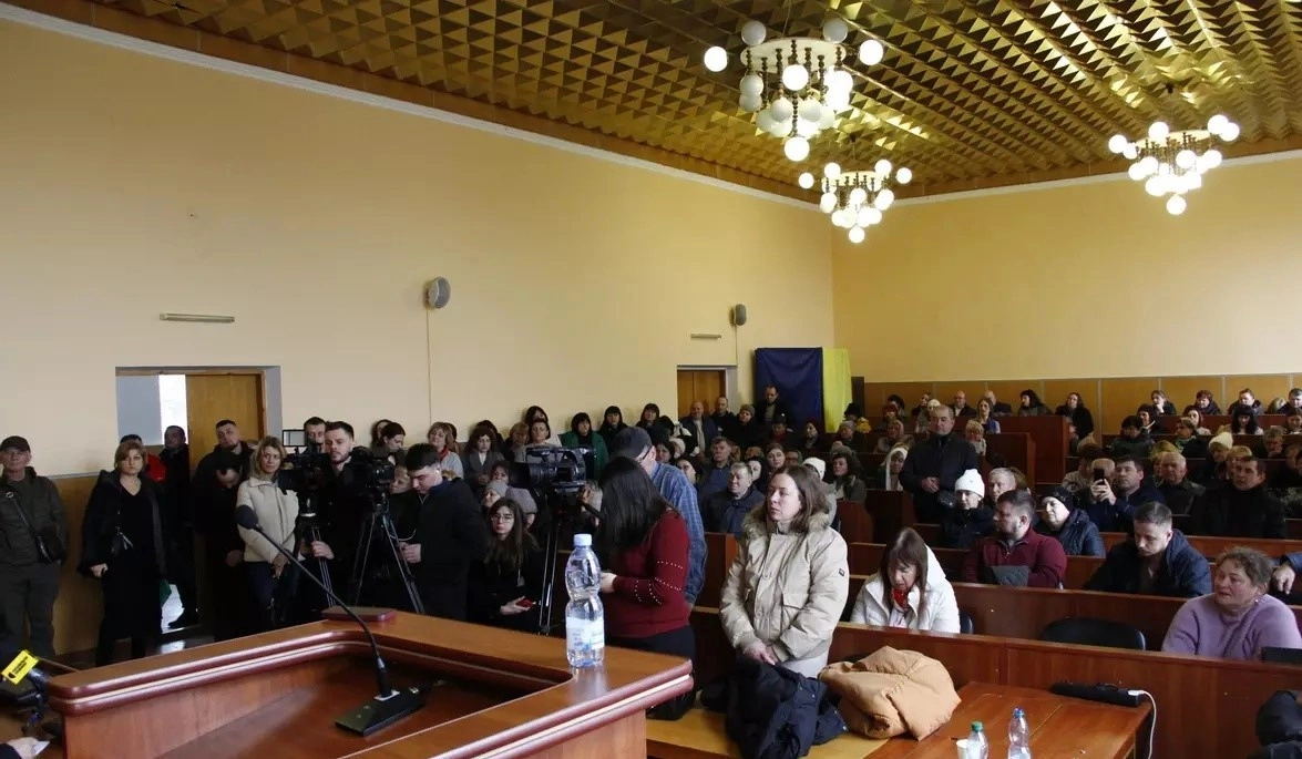 Порожні крісла замість рішень: чому Хмельницька райрада знову проігнорувала долю районної лікарні