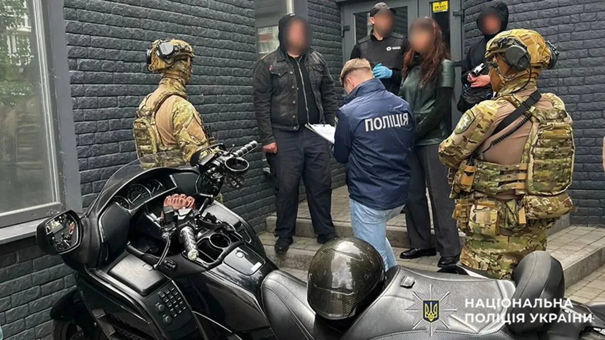 Чергову схему нелегального виїзду чоловіків за кордон ліквідували правоохоронці на Хмельниччині