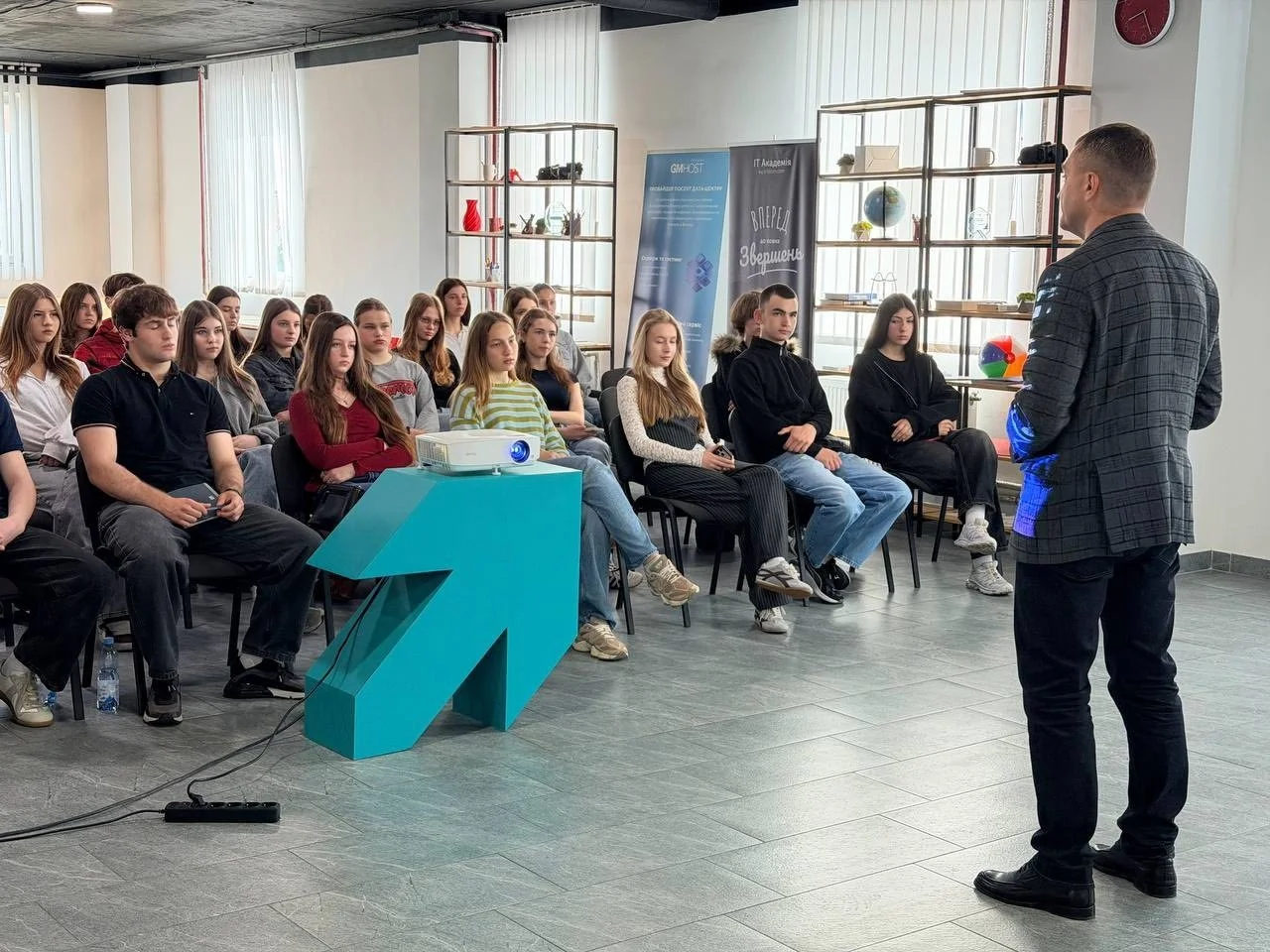 Замість канікул — у бізнес: Хмельницький навчає старшокласників підприємництву