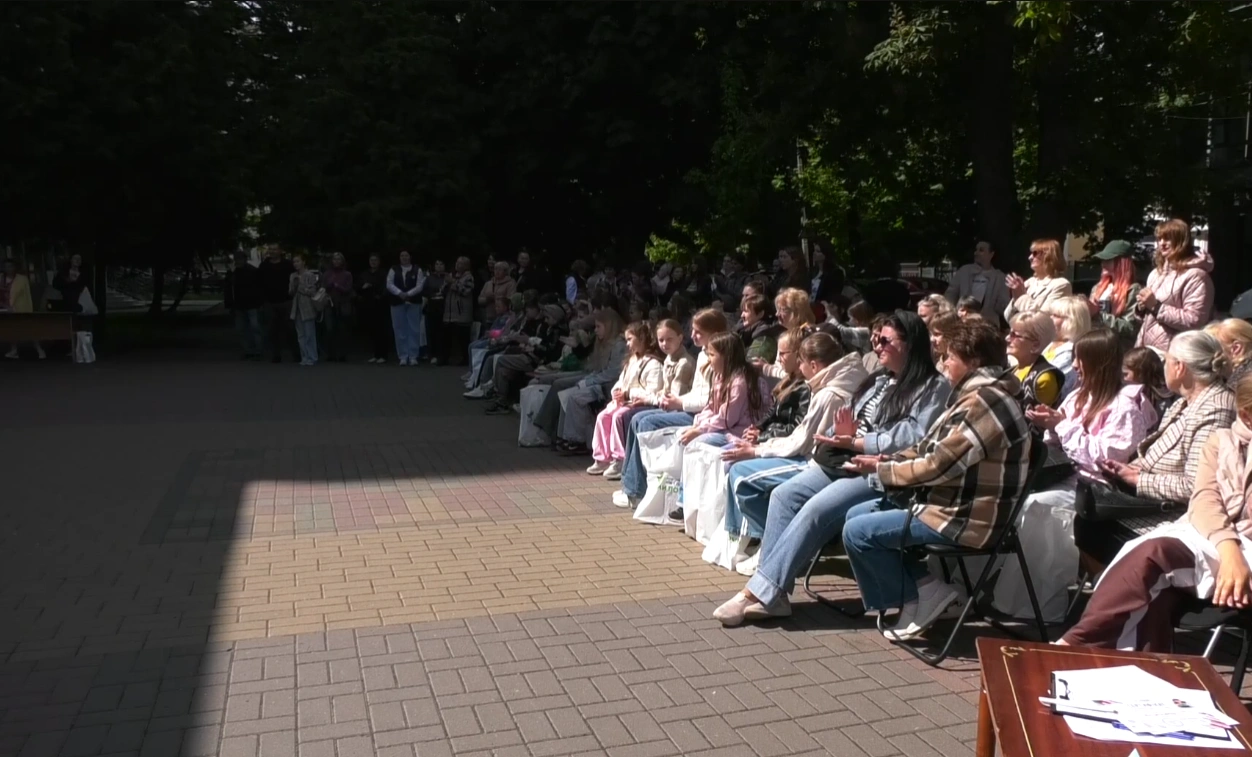 Канікули з книжкою: у Хмельницькому стартував сезон літніх читальних просторів