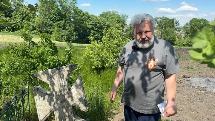Рідкісна знахідка на Хмельниччині: на городі виявили чумний хрест із двомовними написами