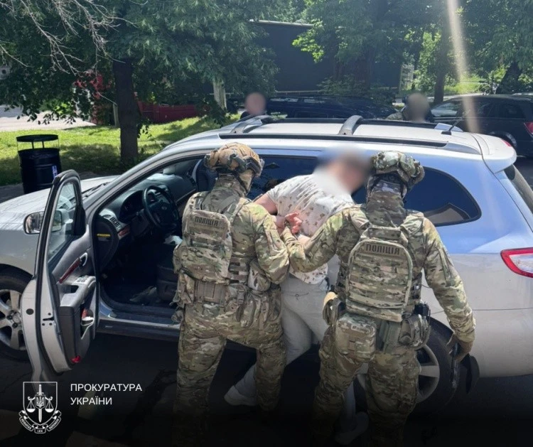 Хабар за переведення: у Хмельницькому затримали військового посадовця